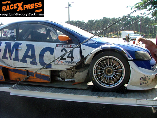 De Opel Astra DTM van Hirst/Wood die een tik kreeg van de spinnende Coomes